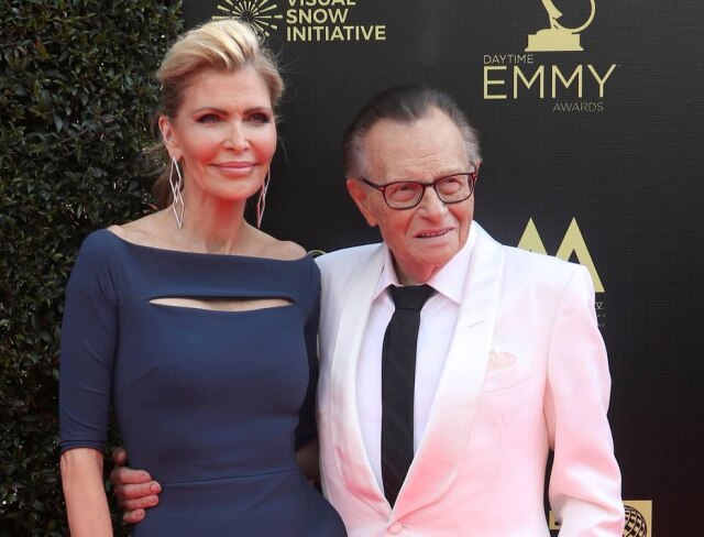 Willy Sanjuan/Invision/AP Larry King e Shawn Southwick King no Prêmio Emmy Daytime, em abril de 2018.