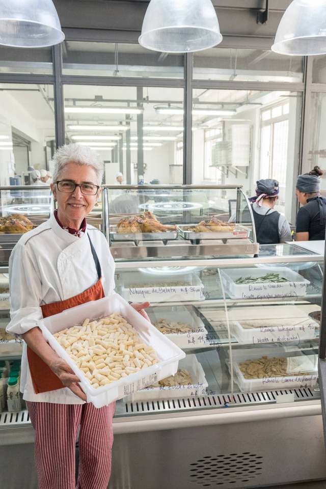 Lucas Terribili Direto da fábrica. Ana e suas massas feitas à mãos, em versão mais simples e vendidas a granel