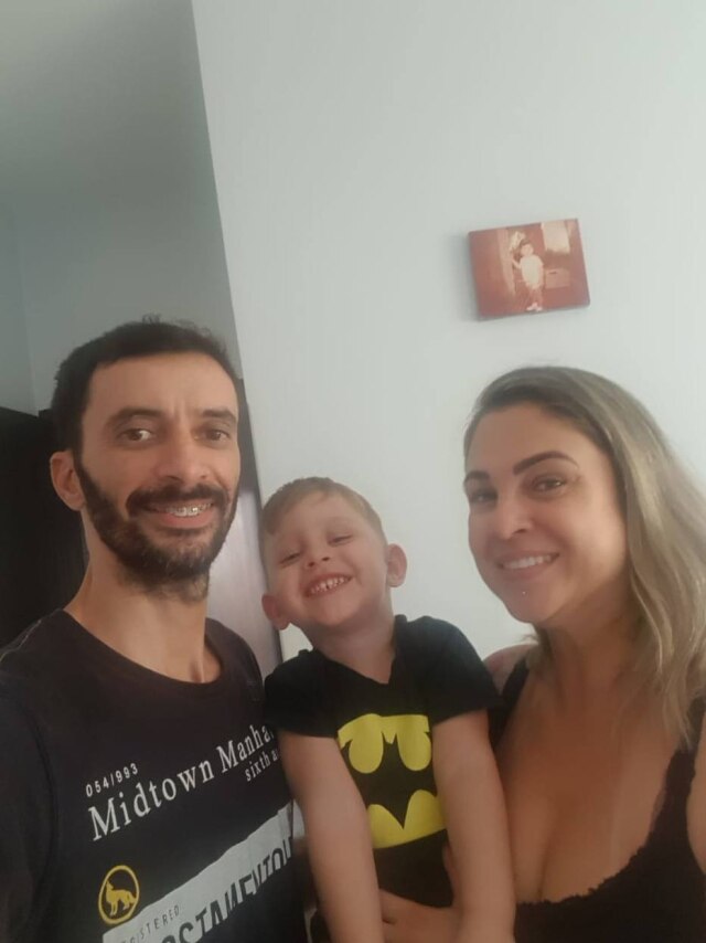 Arquivo Pessoal / Anderson Franchini Da esquerda para a direita: Anderson Franchini, Lorenzzo Oliveira e Liliane Oliveira. Na imagem, percebe-se que ele também é fã de 'Batman'.