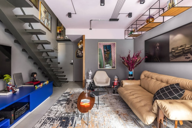 Renato Navarro A sala do duplex, que combina coleções de objetos, ícones do design e elementos industriais