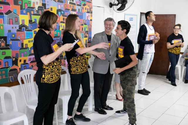 Fernando Perecin/Orquestra de Imagens Marc Dunoyer, de blazer, é diretor financeiro da AstraZeneca e diretor executivo do Programa Adolescente Saudável.