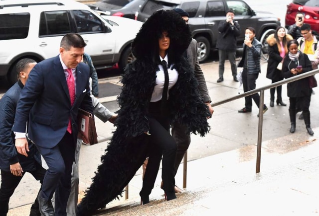 Angela Weiss / AFP Rapper Cardi B chega ao tribunal no Queens, em Nova York.