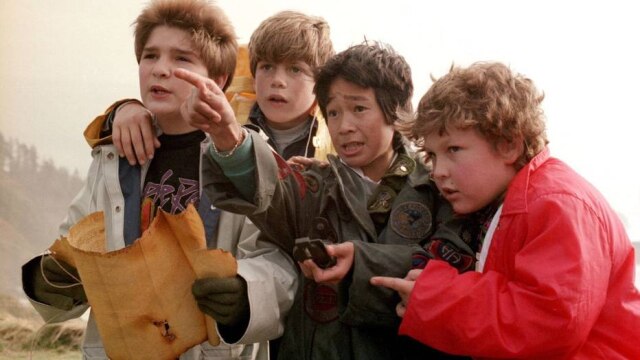 Warner Bros Atores de 'Os Goonies' irão ler o roteiro do filme para arrecadar doações no combate a fome