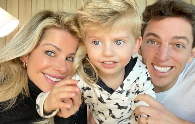 Instagram / @karinabacchi A atriz Karina Bacchi junto com o filho, Enrico, e o marido, Amaury Nunes