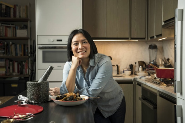 Karsten Moran/The New York Times A chef e restauranteur Hong Thaimee com o clássico prato tailandês pad kee mao na cozinha de seu apartamento em Manhattan