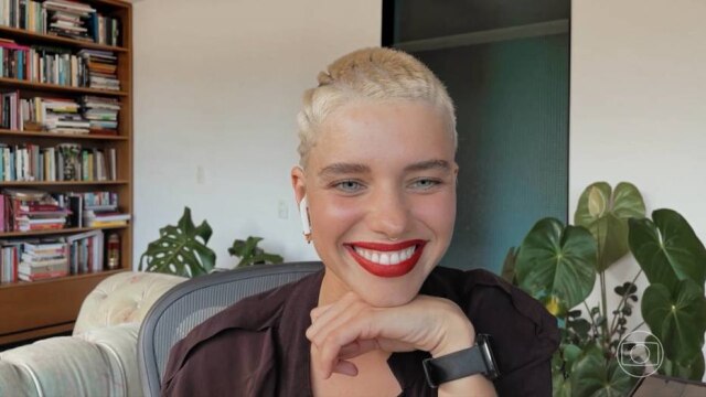TV Globo No 'Conversa com Bial', Bruna Linzmeyer contou que teve ajuda do irmão para contar à família que ela namorava uma mulher.