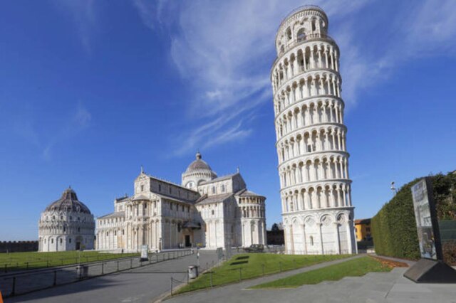FABIO MUZZI/ ANSA Turistas são multados por bater drone na Torre de Pisa,um dos monumentos mais famosos da Itália.