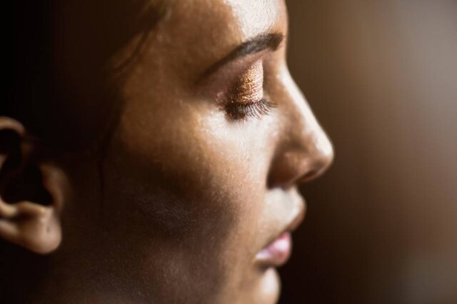 Pixabay/Photosbychalo Por serem provenientes do mesmo tecido embrionário, mente e pele estão intimamente ligadas e uma sofre as consequências da outra.