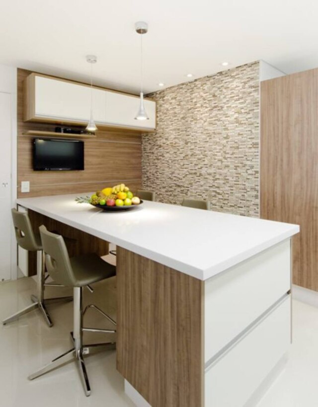 Divulgação Cozinha com piso cerâmico, em projeto de Erika Salgueiro