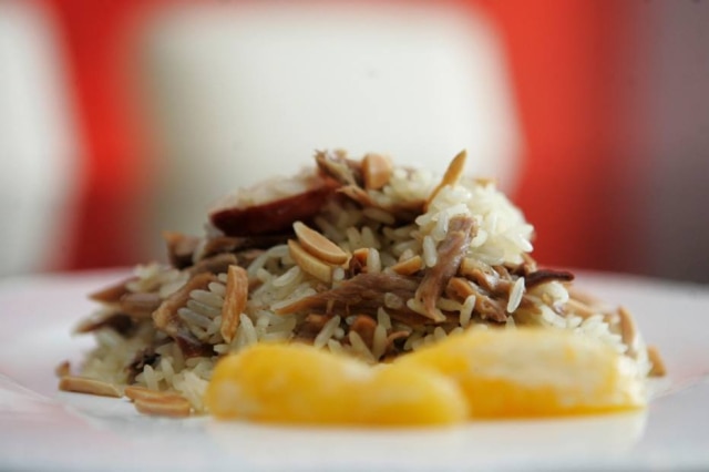 IVAN DIAS/Estadão Esse prato reúne muitos sabores porgueses: pato, linguiça, louro, azeite. Veja a receita.