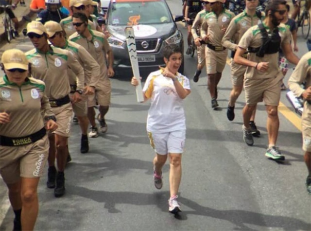Reprodução/Twitter Sandra Annenberg carrega tocha das Olimpíadas Rio-2016