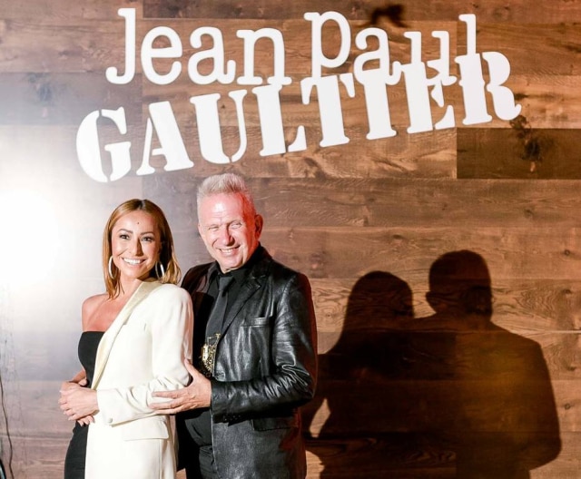 Divulgação O estilista Jean Paul Gaultier com a apresentadora Sabrina Sato