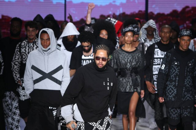 DANIEL TEIXEIRA/ESTADAO O desfile da LAB, dos rappers Emicida e Evandro Fióti, emocionou os expectadores.