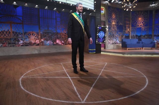 Leonardo Nones/Divulgação Cenário tinha elementos que faziam alusão ao Dia das Bruxas.
