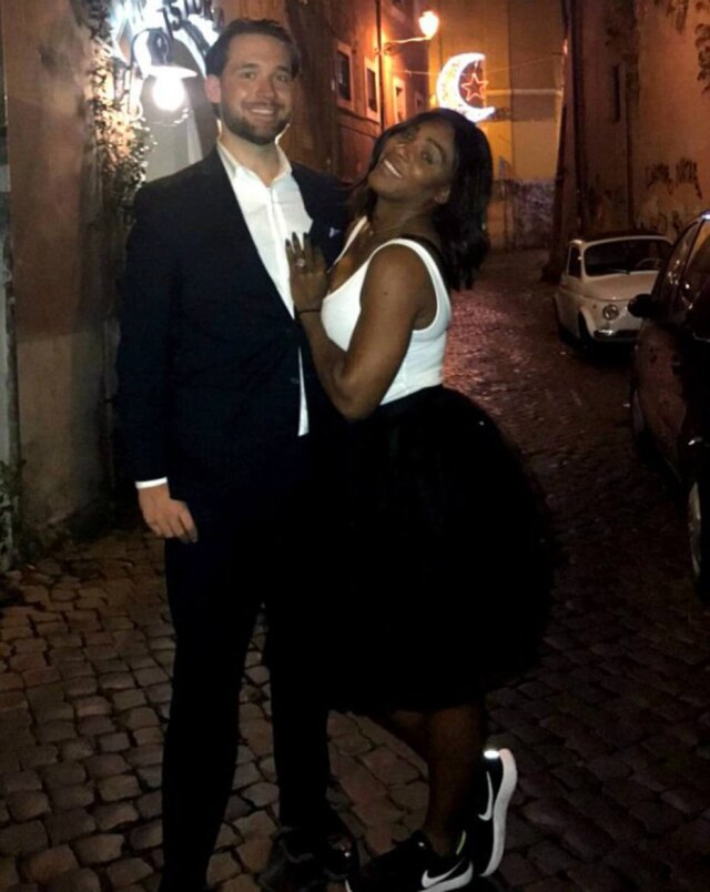 Reprodução/Reddit Serena Williams mostra seu anel de noivado .