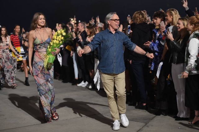 AFP PHOTO / Robyn Beck O desfile da coleção TommyxGigi montado em Venice Beach foi um dos destaques da semana