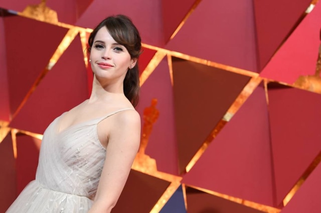 AFP PHOTO / ANGELA WEISS Felicity Jones apostou em um meio preso.