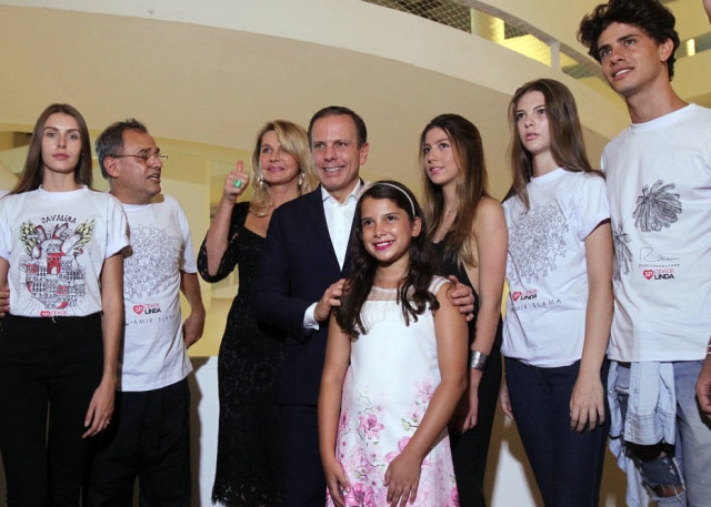 WERTHER SANTANA/ESTADÂO O prefeito de São Paulo João Doria acompanhado de sua mulher Bia, sua filha Carol e o idealizador da SPFW Paulo Borges.