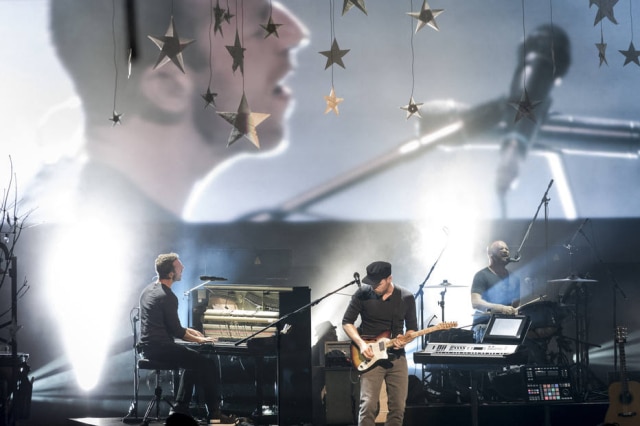 Chad Batka/The New York Times Chris Martin, vocalista do Coldplay, deixou que fã tocasse uma música no piano em show.