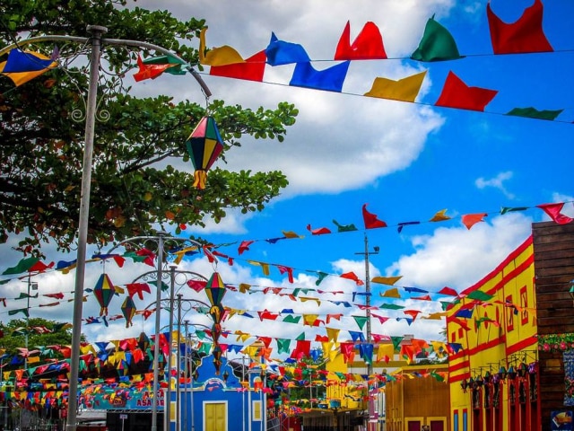 Pixabay Festa de São João, palco tradicional de artistas de forró, agora costumam ter apresentações de duplas sertanejas.