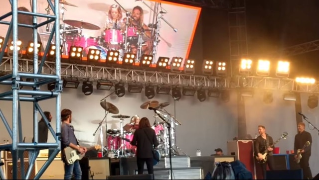YouTube/ Sigurður Lúðvík Stefánsson Menina subiu ao palco durante do show da banda na Islândia no dia 16 de junho