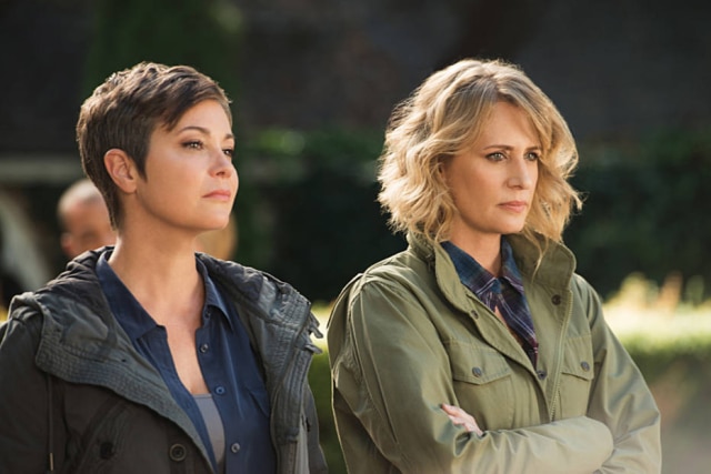 Reprodução de cena 'Sobrenatural'/ The CW Network, LLC Kim Rhodes e Samantha Smith em 'Sobrenatural'