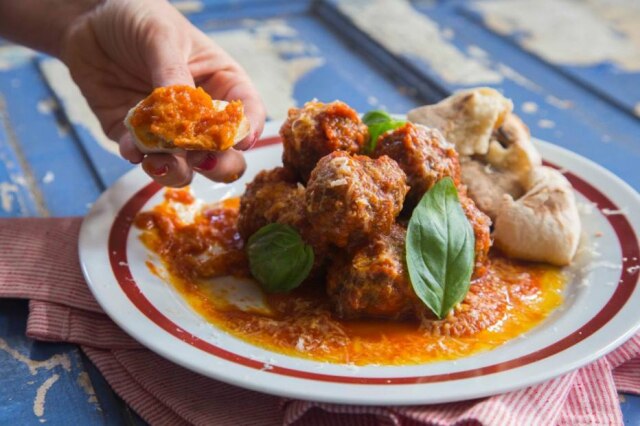 Bruno Geraldi|Divulgação De gringo. Meatballs, almôndegas com molho de tomate ao estilo americano são boa pedida