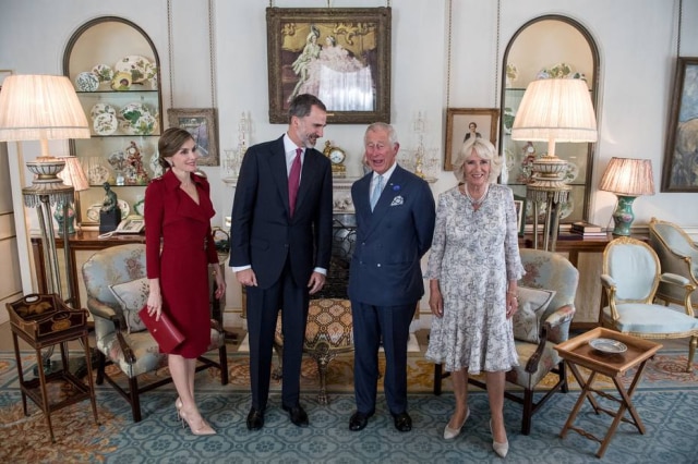 Chris J Ratcliffe/Pool/REUTERS/ Rainha Letizia e Rei Filipe Vl se encontram com Príncipe Charles e Camilla Parker.