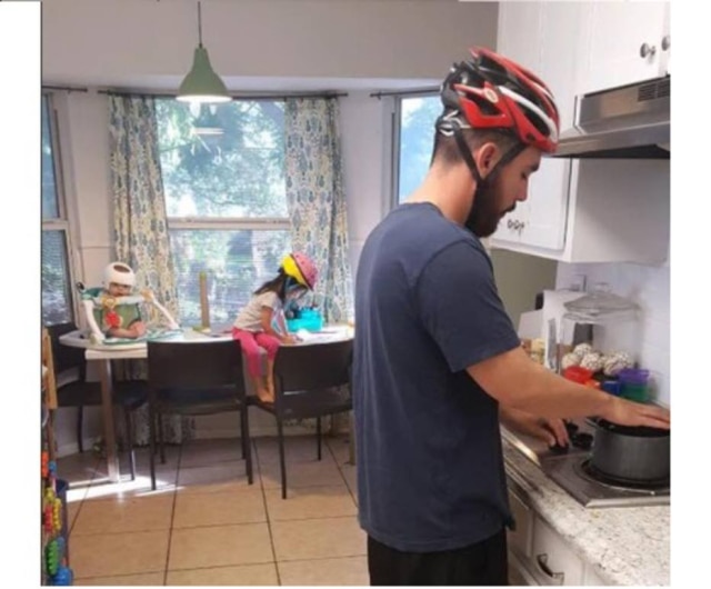 twitter.com/SheaSerrano Família usa capacetes de ciclismo para não deixar bebê se sentir diferente.