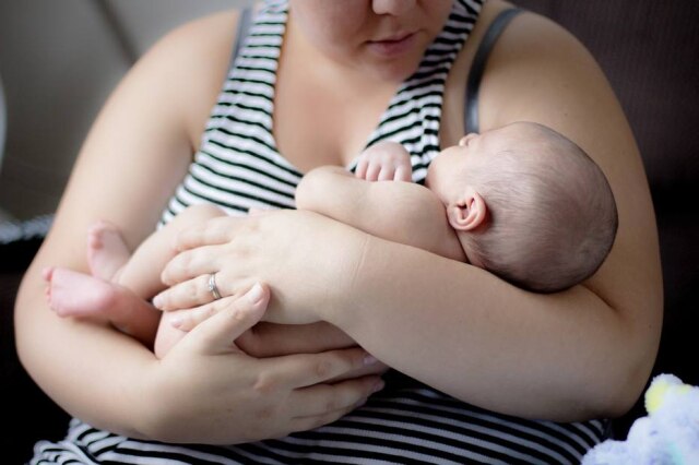 Pixabay Amamentar o bebê com leite materno na primeira hora de vida é uma das medidas recomendadas para evitar a mortalidade infantil.