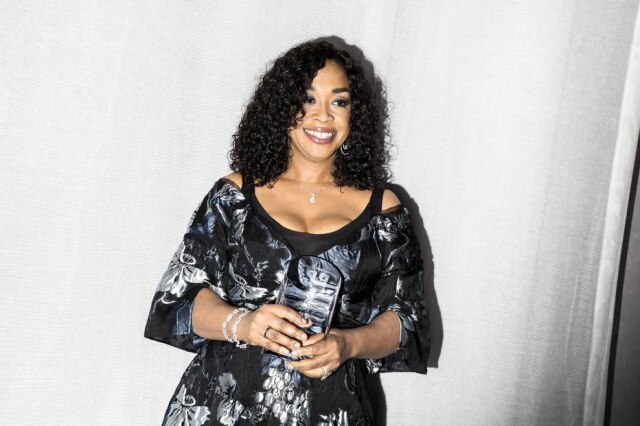 Krista Schlueter/The New York Times A roteirista Shonda Rhimes criou um site onde os fãs das suas séries poderão conversar sobre elas.