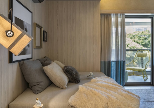 Evelyn Muller Detalhe da cama, que não tem divisórias para o restante do apartamento