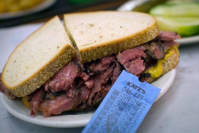 Brendan McDermid|Reuters Sanduíche de pastrami da Katz's, uma instituição de Nova York.