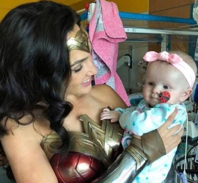 Twitter / @WonderWomanHQ A atriz Gal Gadot durante visita ao hospital infantil Inova Children's, na Vigínia, nos Estado Unidos.
