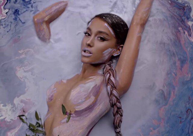YouTube/ArianaGrandeVevo Ariana Grande no clipe 'God is a Woman', que é repleto de referências a artes plásticas, cultura pop e cinema.