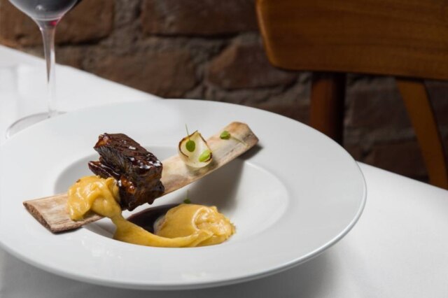 Lucas Terribili Entre as proteínas do menu, a costela bovina com aligot de canastra e cebola no tucupi