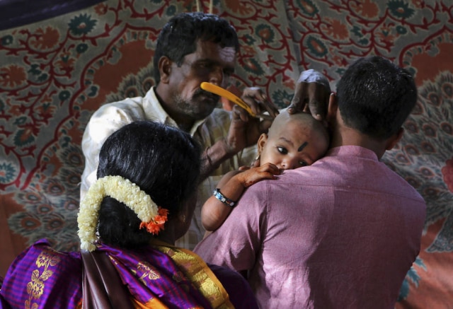 AP Photo/Aijaz Rahl Devotos raspam os cabelos em ritual religiosos hindu, o que faz o mercado de extensões de cabelo e perucas da Índia ser muito importante.
