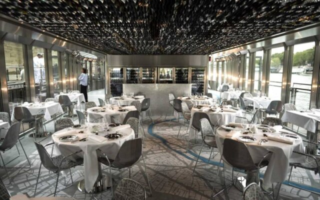 Salão do novo restaurante do chef Alain Ducasse