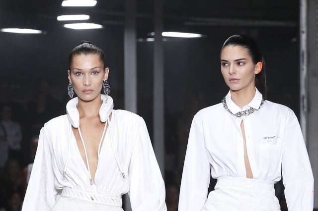 Thibault Camus/AP Photo Bella Hadid e Kendall Jenner abrem o desfile do verão 2019 da Off-White, em Paris
