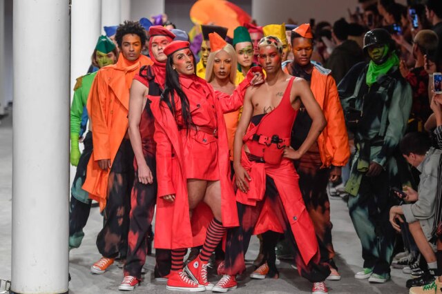 Marcelo Soubhia/Fotosite O 'finalle' alto astral do desfile de Felipe Fanaia, que celebrou a diversidade LGBT na passarela