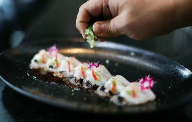 No Tessen, Thiago Maeda finaliza prato com robalo e vieira com os gominhos de limão-caviar