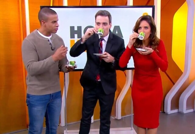 Reprodução/TV Globo Monalisa Perrone, Tiago Scheuer e Thiago Oliveira tomam café com manteiga no encerramento do 'Hora 1", da TV Globo.