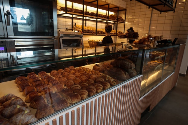 Felipe Rau Vitrine da padaria Fabrique da Vila Romana: fatias de pães artesanais servidas em degustação e folhados