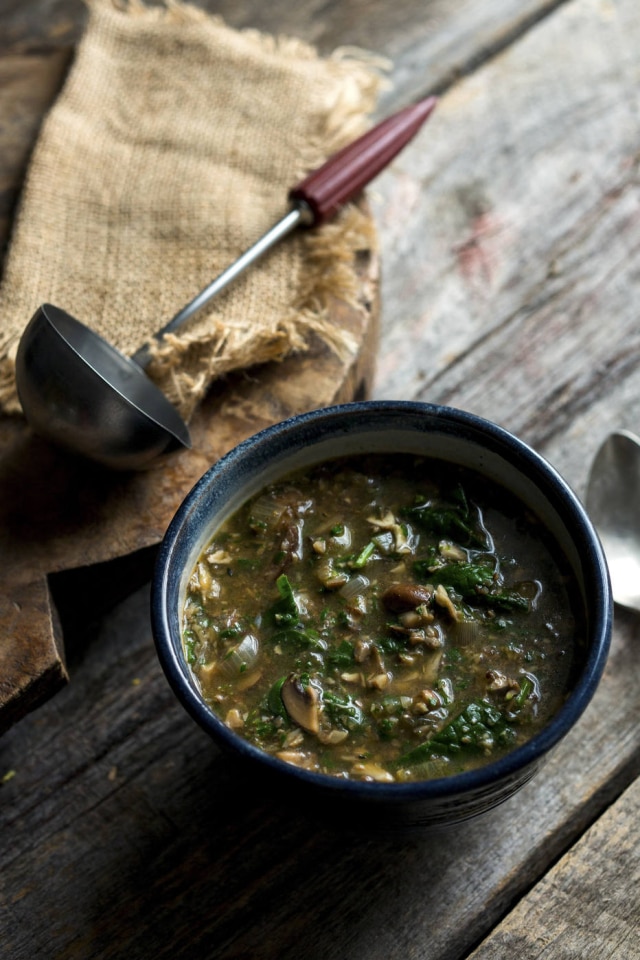 Andrew Scrivani/NYT Sopa de cogumelo e espinafre com especiarias.
