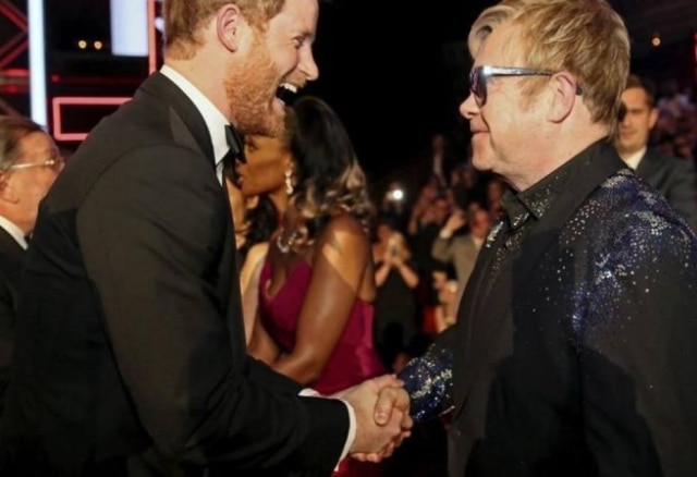 REUTERS/Paul Hackett Príncipe Harry cumprimenta cantor Elton John em Londres 13/11/2015.