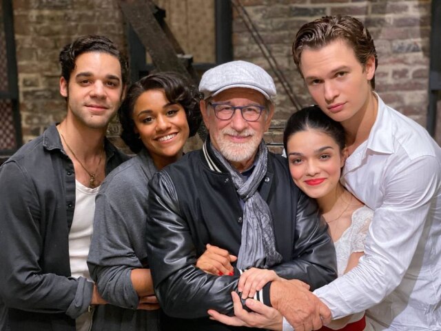 Niko Tavernise/20th Century Fox/EFE Diretor Steven Spielberg posa com atores de remake do musical 'West Side Story'.