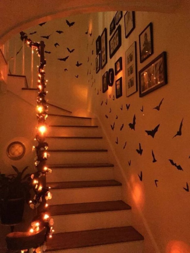 Pinterest/ Trende Decor Com uma cartolina preta e luzes piscantes, a escada é transformada