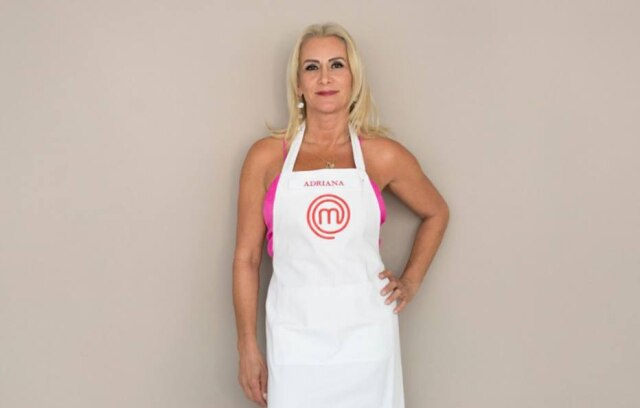 Carlos Reinis / Band / Divulgação Adriana tem 50 anos de idade, nasceu em Santa Catarina e tem quatro filhos. Já participou do 'MasterChef' em outra ocasião, mas não conseguiu o avental para entrar no programa por servir carne crua.