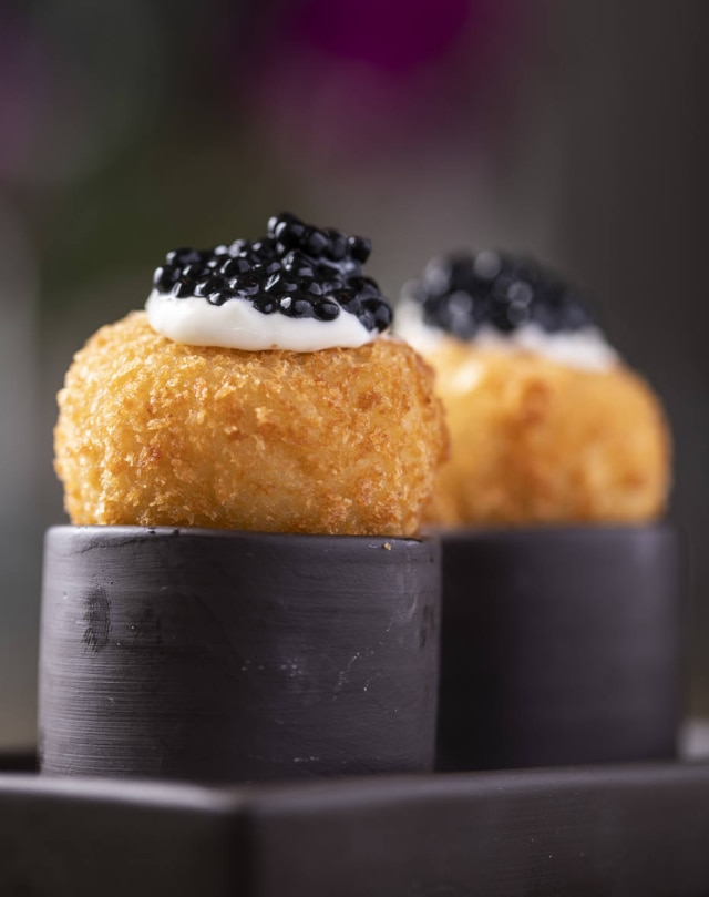 Ricardo D'Angelo Coxinha de frango com aioli e caviar do Pateo do Palácio