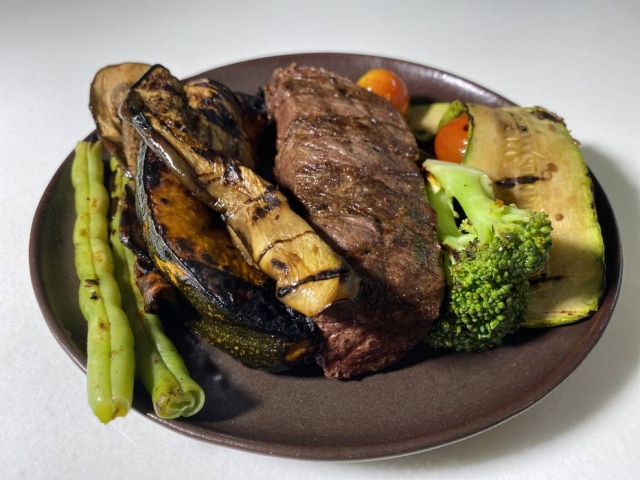 Denver steak com vegetais na brasa, da nova Basilicata Trattoria.